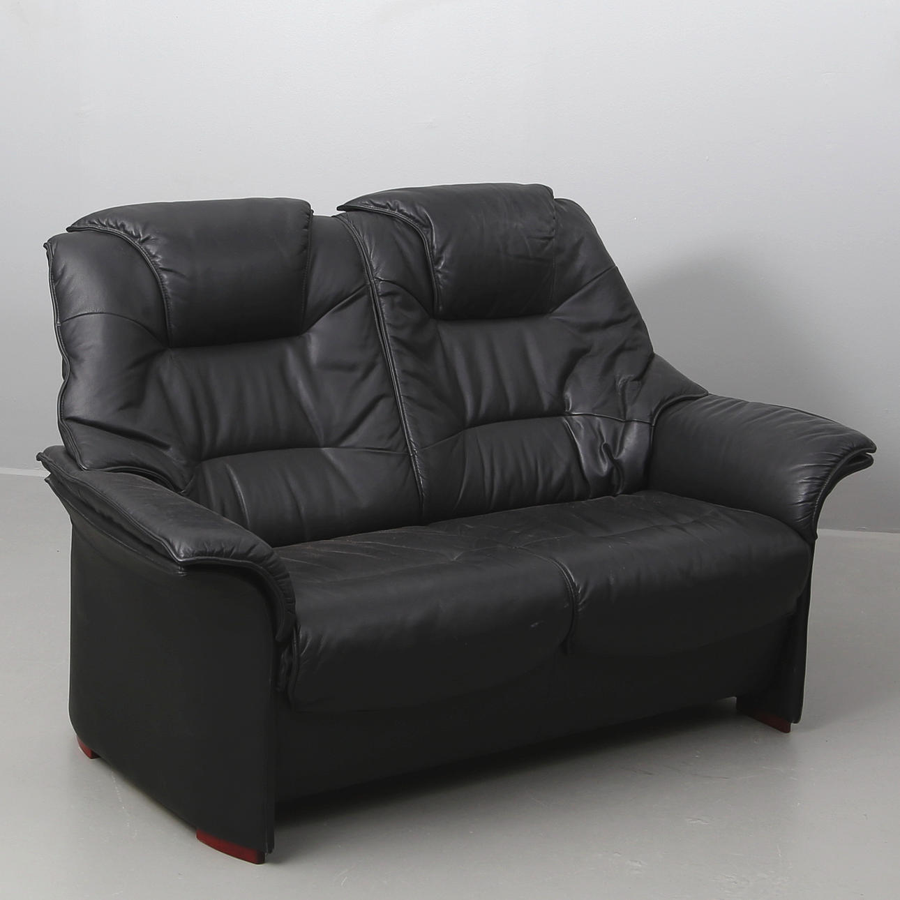 SOFFA, 2 sits, skinn, modern.