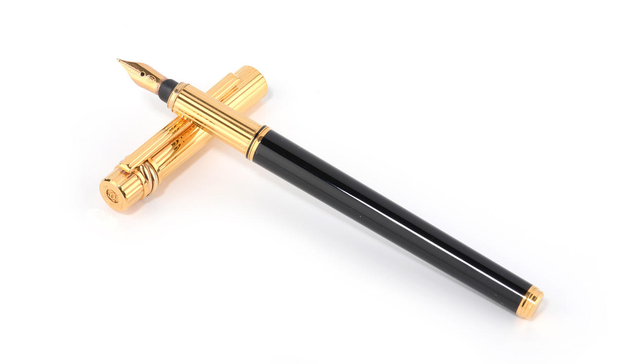 MUST DE CARTIER. Reservoarpennor. 750 guld penna, svartlackerad, marmorerat, originalkartong.
