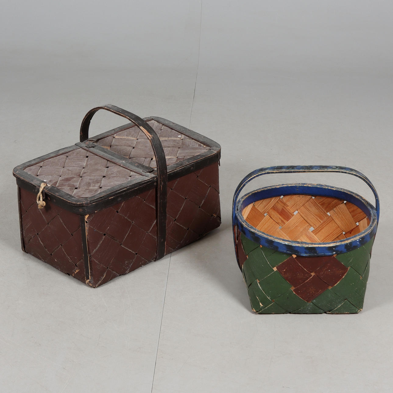 SPÅNKORGAR, 2 st, bemålat spån. 1900-tal.