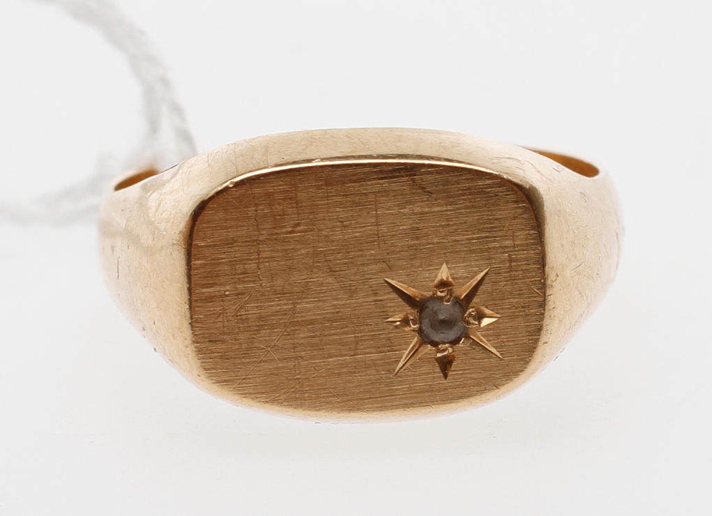 RING, 18k guld, vikt ca 7,5 gram.