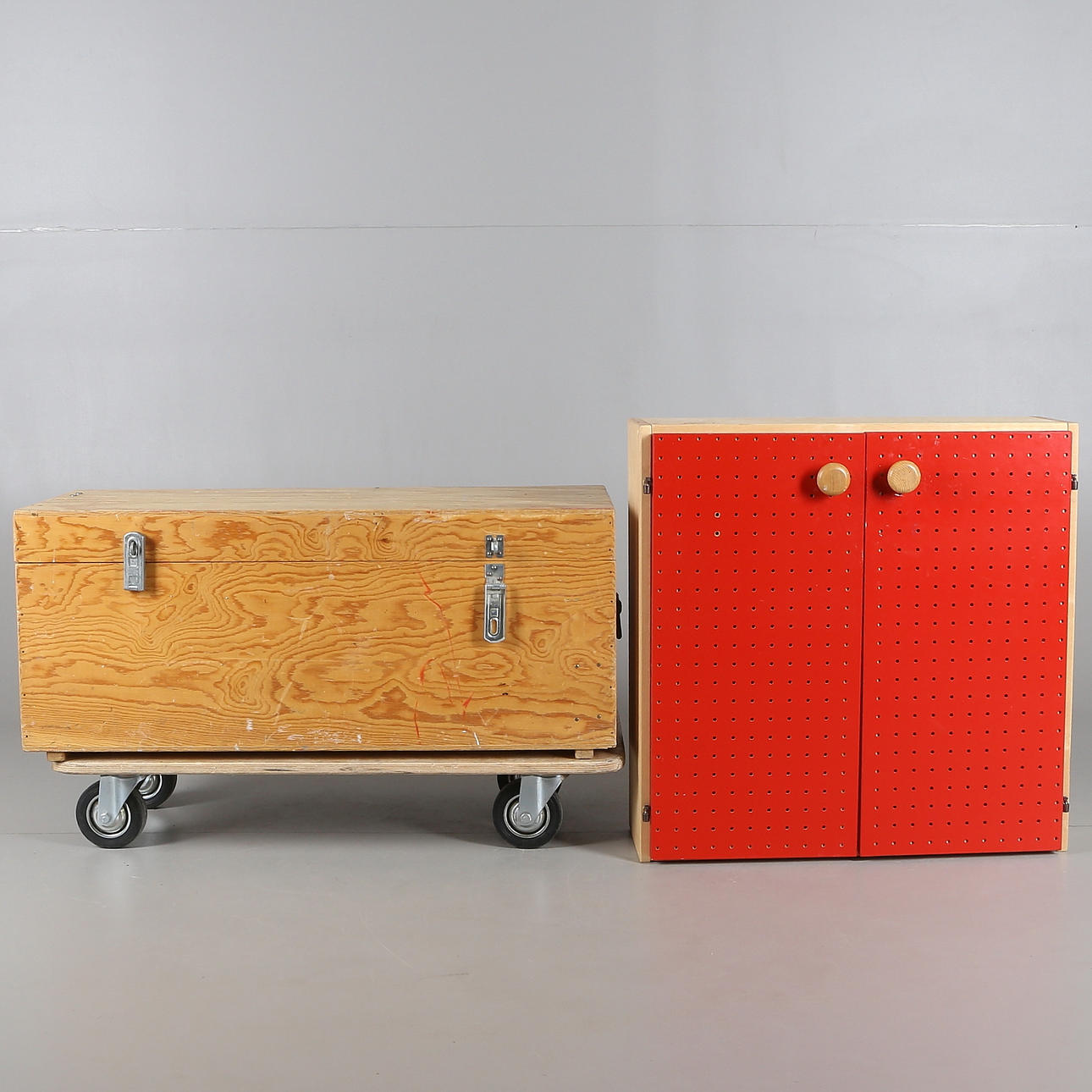 VERKTYGSLÅDA, med snickeriverktyg, samt SKÅP, 1900-talets andra hälft.