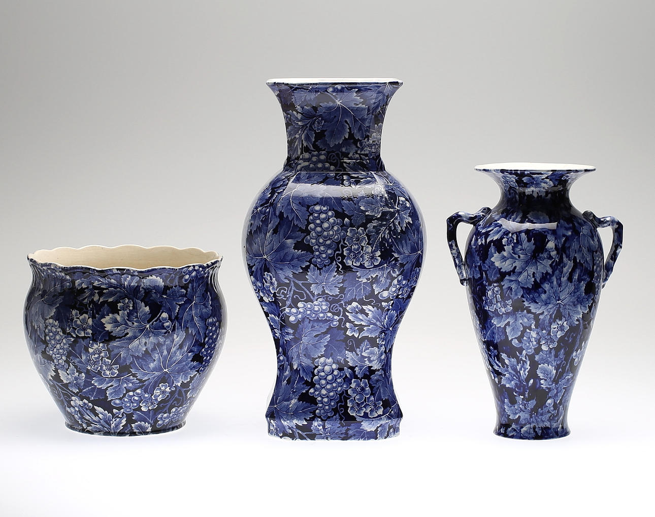 PRAKTVAS, YTTERFODER samt VAS med hänklar, porslin, "Druva", Rörstrand, 1900-talets början.