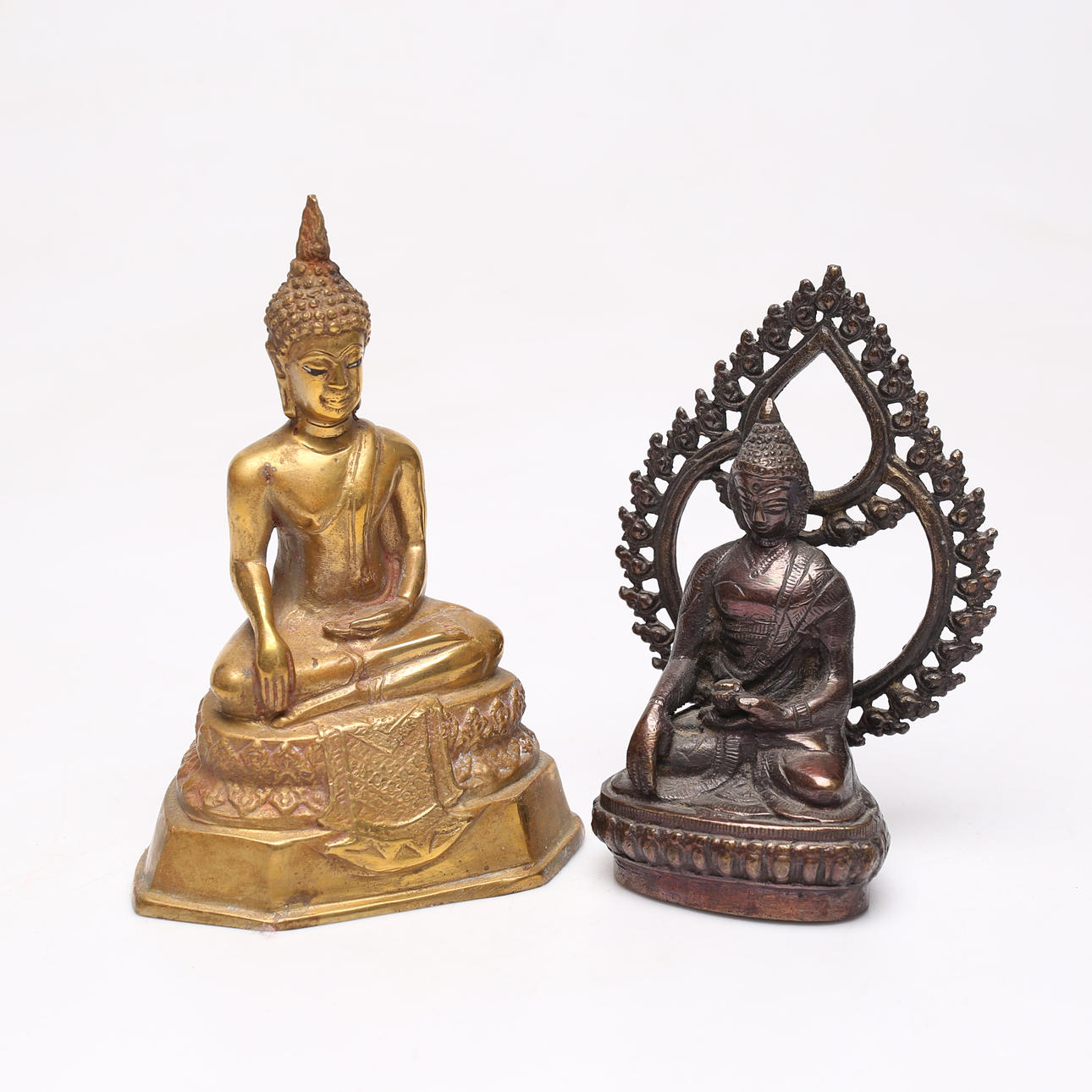 A pair of sulptures, oriental.