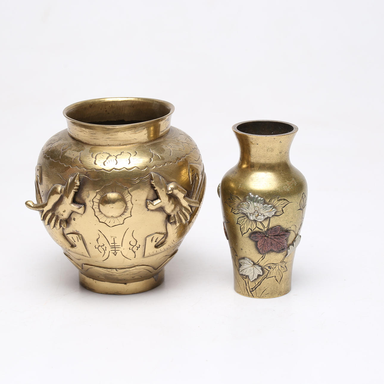 Ein Satz von 2 Messingvasen, Japan und China.
