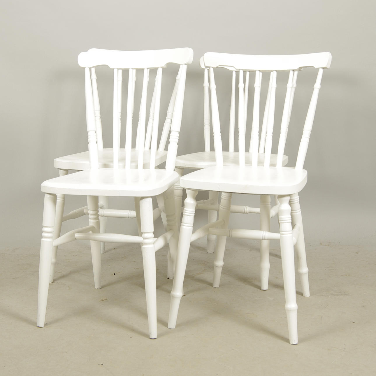 STOLAR, 4 stycken snarlika, vitmålade.