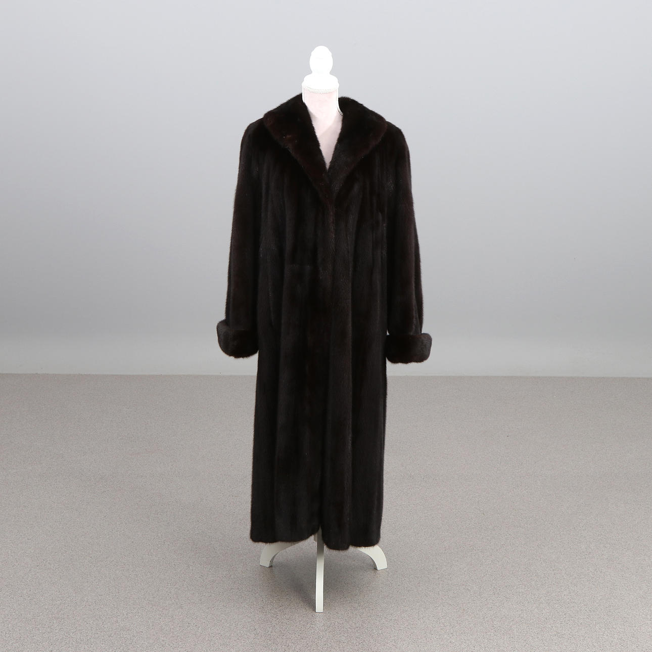 SAGAMINK ROYAL, FUR CAPE. Dark brown mink.
