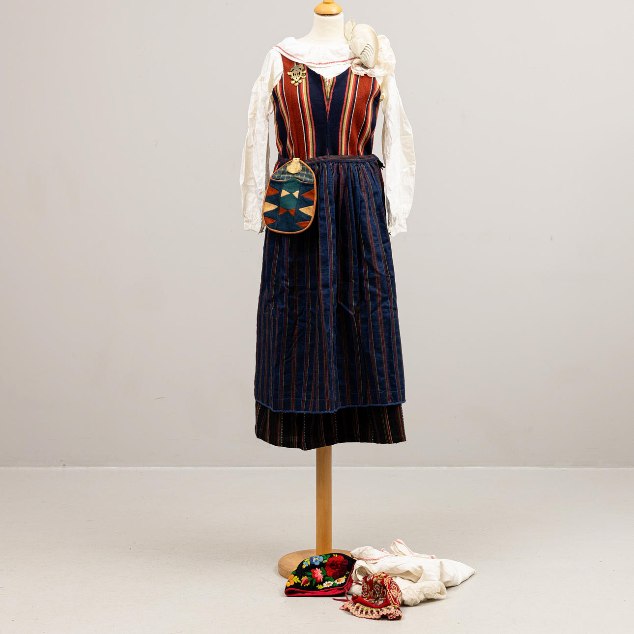 Ein Satz von 8 Volkstrachteilen, Gemeinde Västerfänebo, Västmanland.