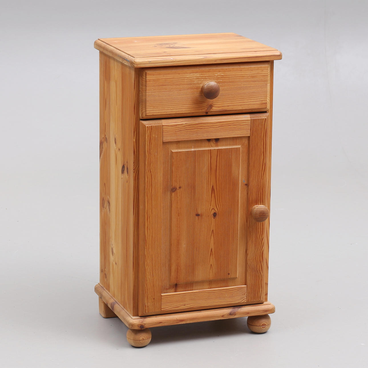 A 1970'S PINE BEDSIDE TABLE.