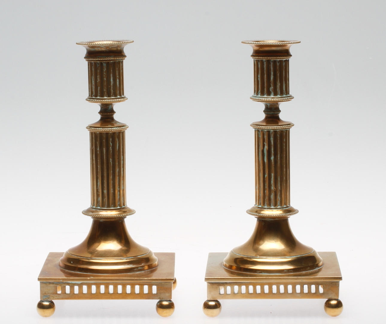 LJUSSTAKAR, ett par, mässing, gustaviansk-stil, Åkerberg & Hellström Metall AB, 1900-talets första hälft.