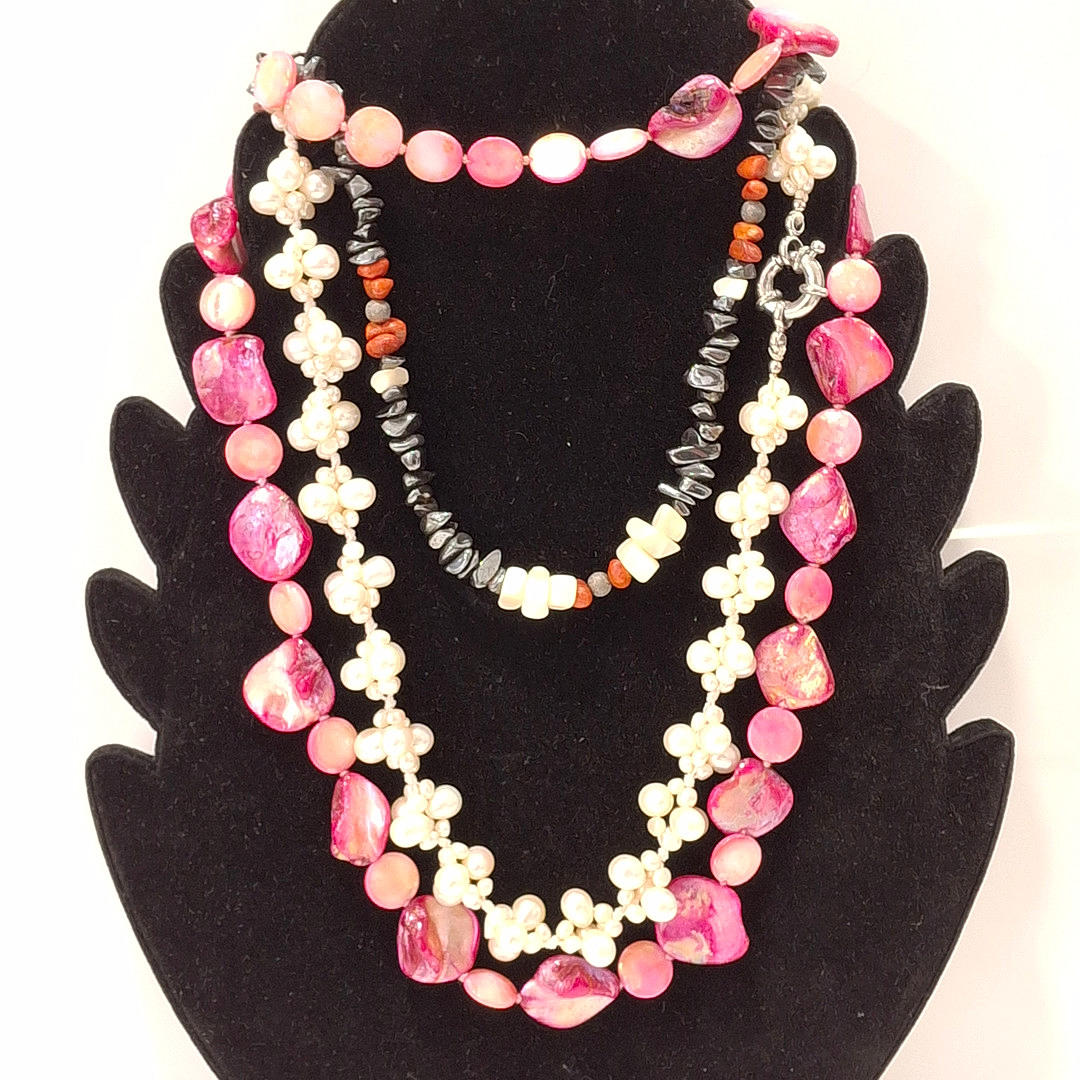 3 collares de perlas, nácar y hematites.