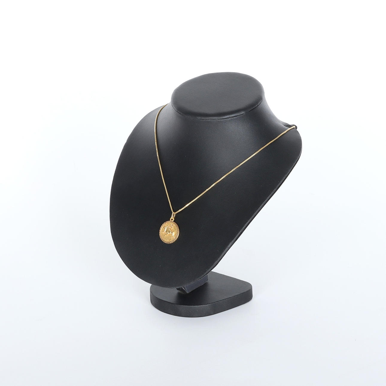 HALSKÆDE MED VEDHÆNG, 18K guld, Taurus.