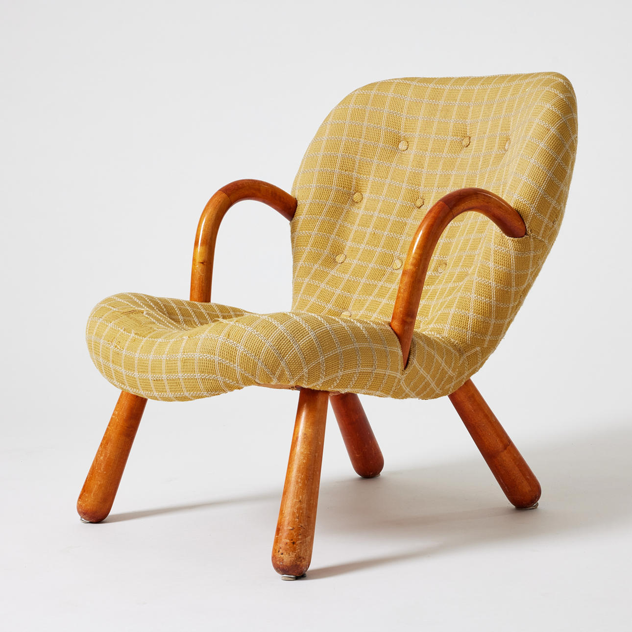 ARNOLD MADSEN. ZUGESCHRIEBEN. Sessel, „Muslingestolen/Clam Chair“, entworfen 1953, gepolsterter und gepolsterter Sitz, Beine und Armlehnen aus gebeiztem Holz, das Modell, das zuvor Philip Arctander zugeschrieben wurde.