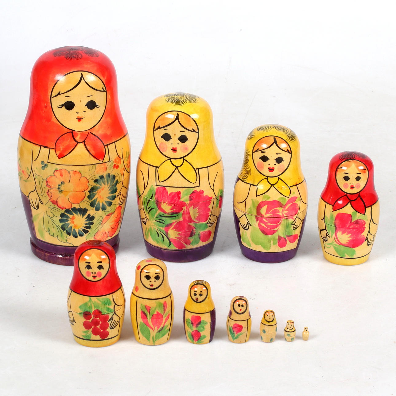 BABUSHKADOCKOR 11 delar, bemålad trä, Ryssland.