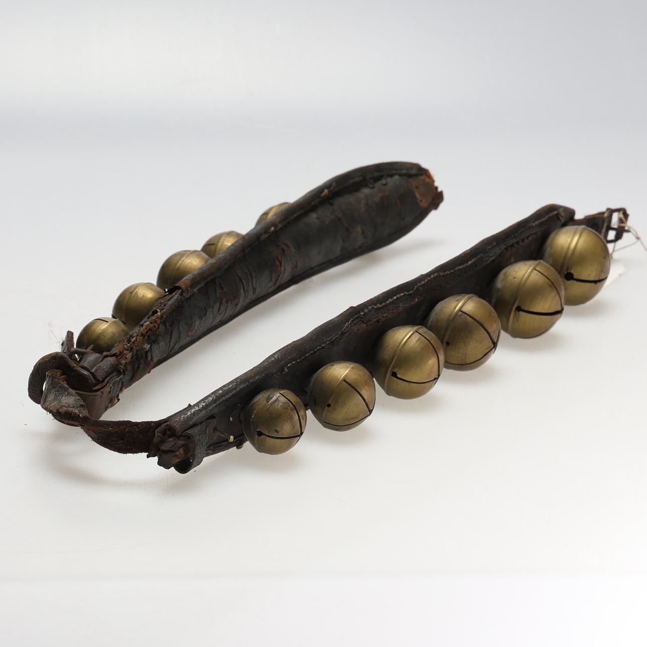 BJÄLLERKRANS, Läder/metall, 1900-tal.