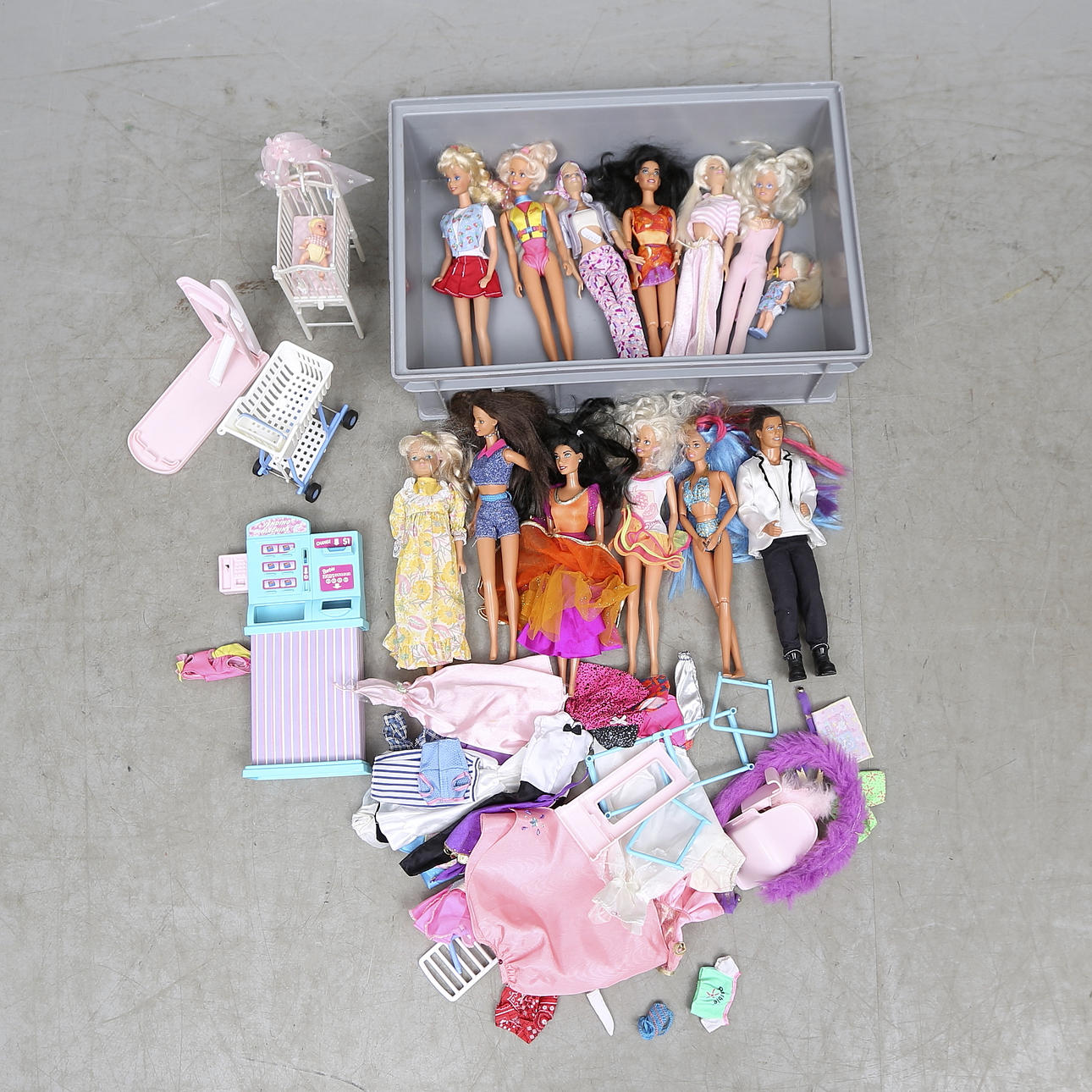 BARBIEDOCKOR, 12 st med tillbehör, 1900-talets andra hälft.