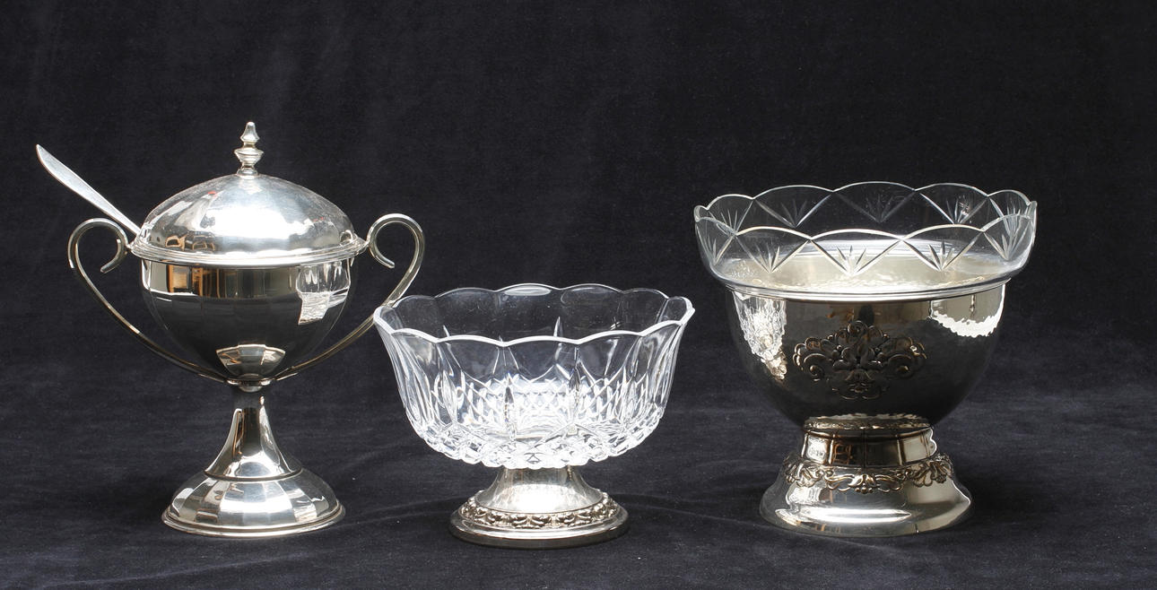 BORDSUPPSATSER, 3 st, vitmetall och glas, 1900-tal.