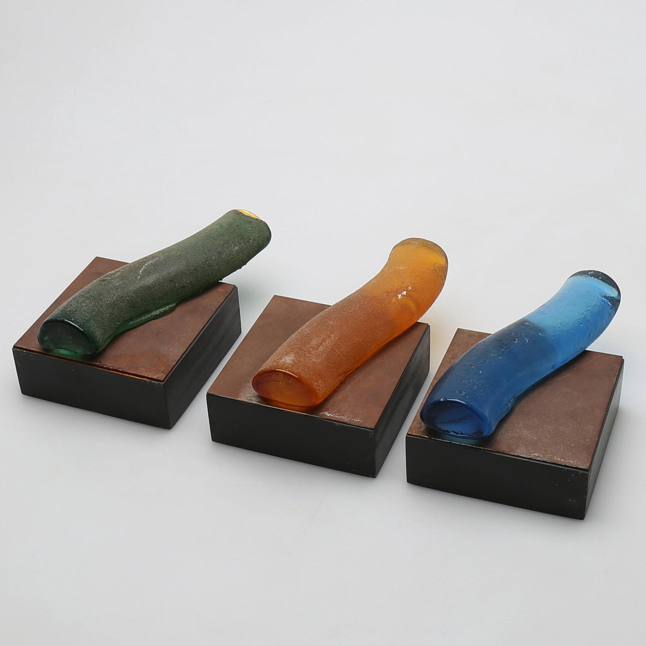 GUN LINDBLAD. Glasreliefer, 3 st, signerade.