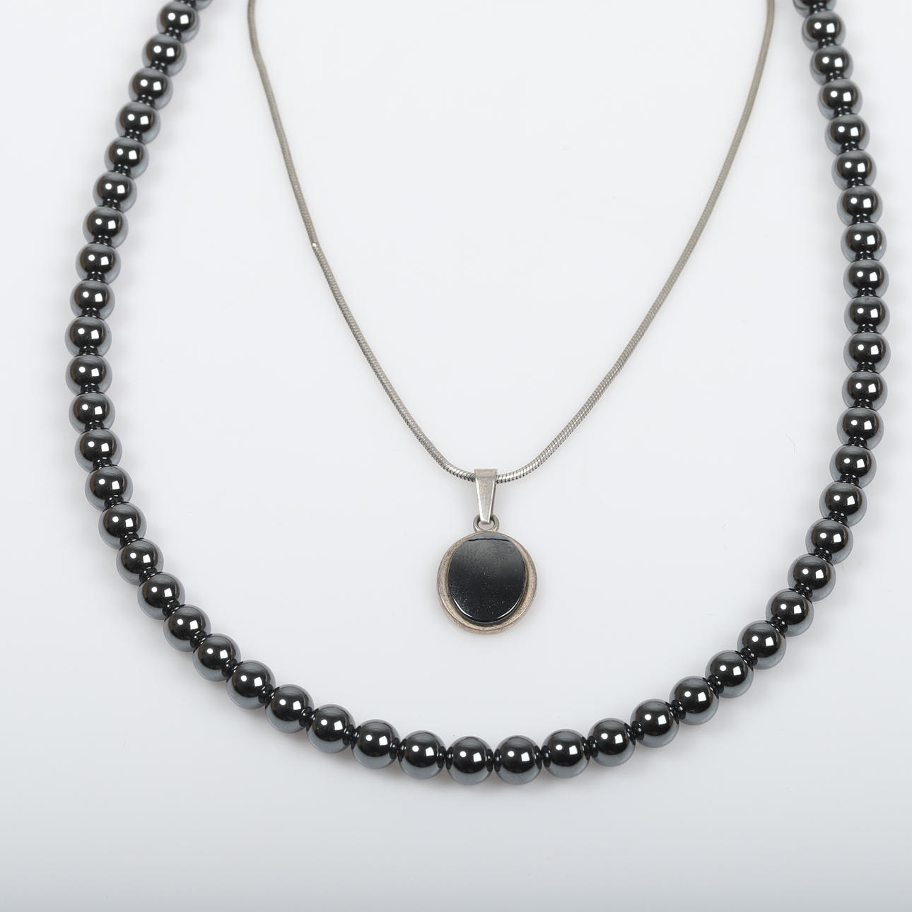 HALSKETTE UND ANHÄNGER, Silber mit Hämatit.