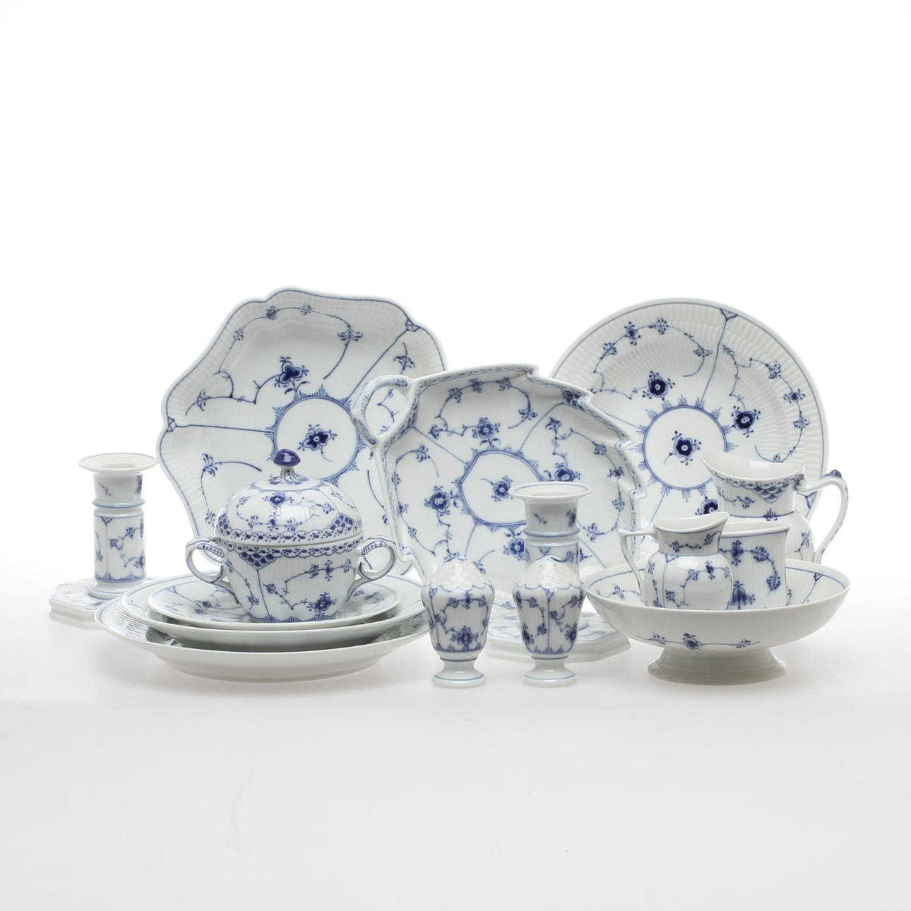 MATSERVISDELAR, ca 43 delar, porslin, "Musselmalet", Royal Copenhagen.