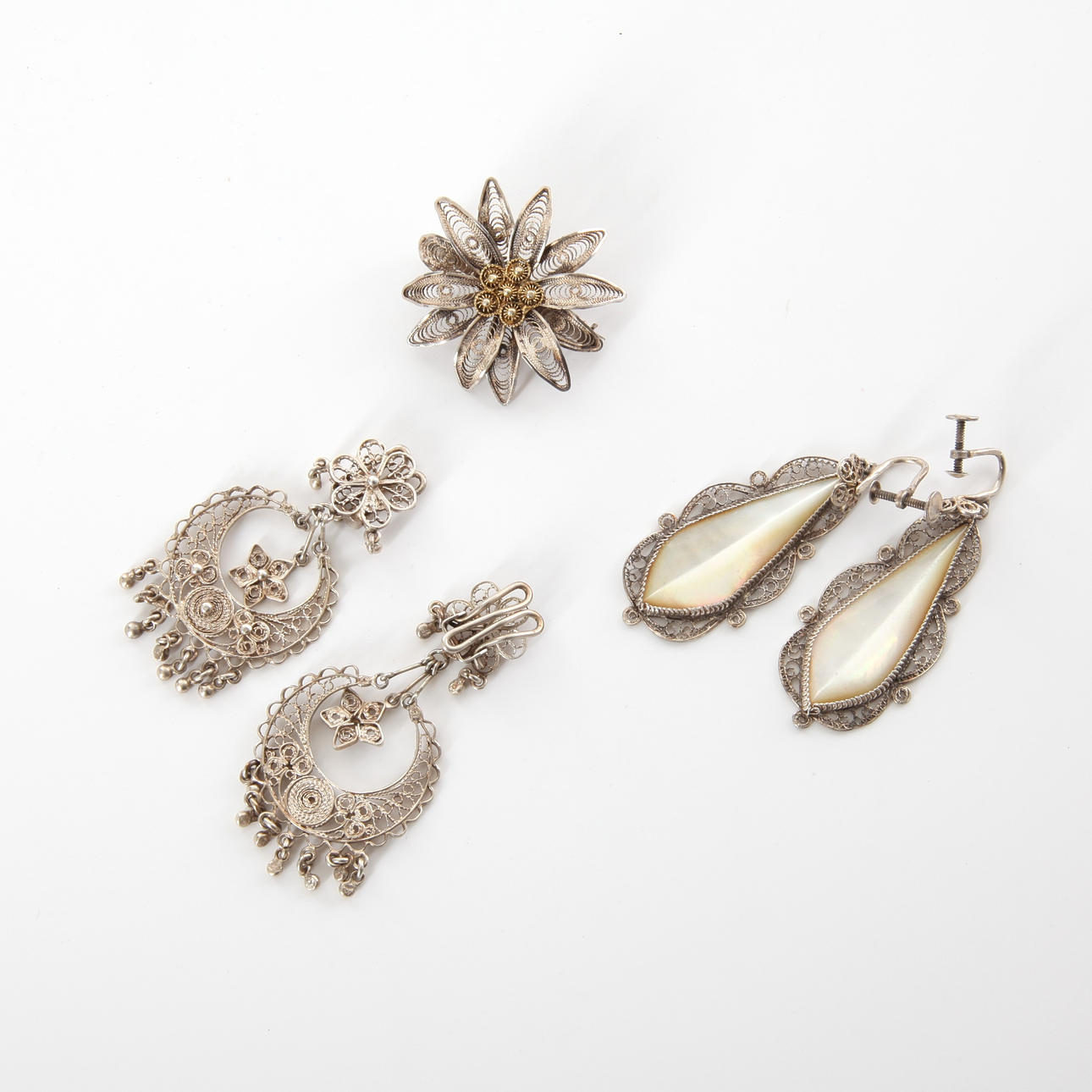Filigran, 5 stykker, øreringe, broche, 20. århundrede.