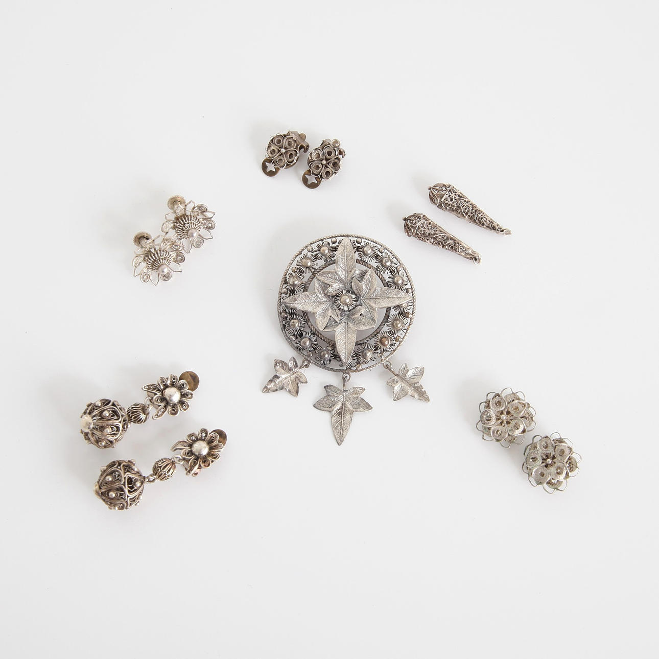 BROCHE OG ØRERINGE, 9 dele, filigran, 20. århundrede.