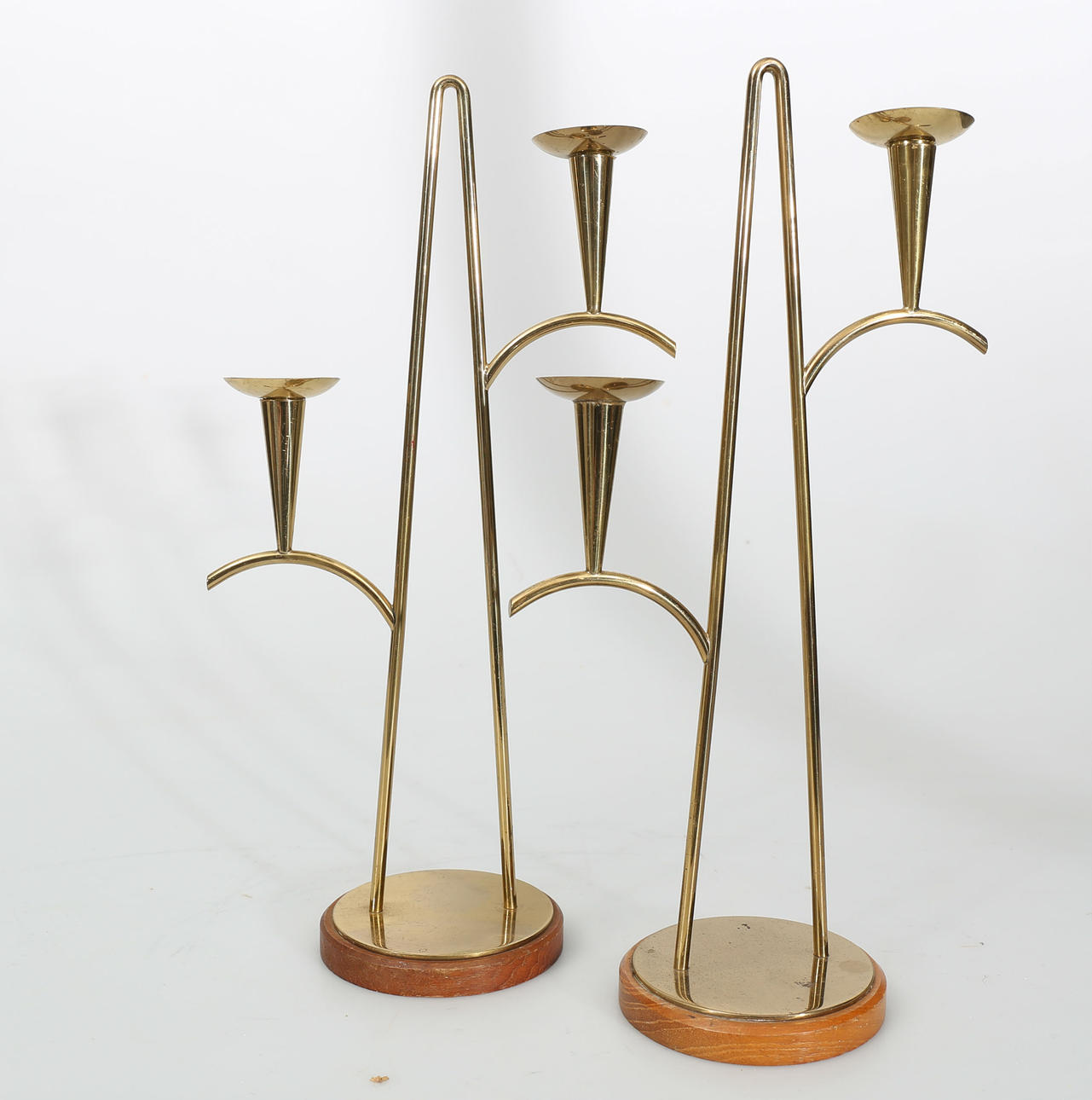 LJUSSTAKAR, gulmetall och teak, 2 stycken, Ystad-Metall, 1900-talets mitt.