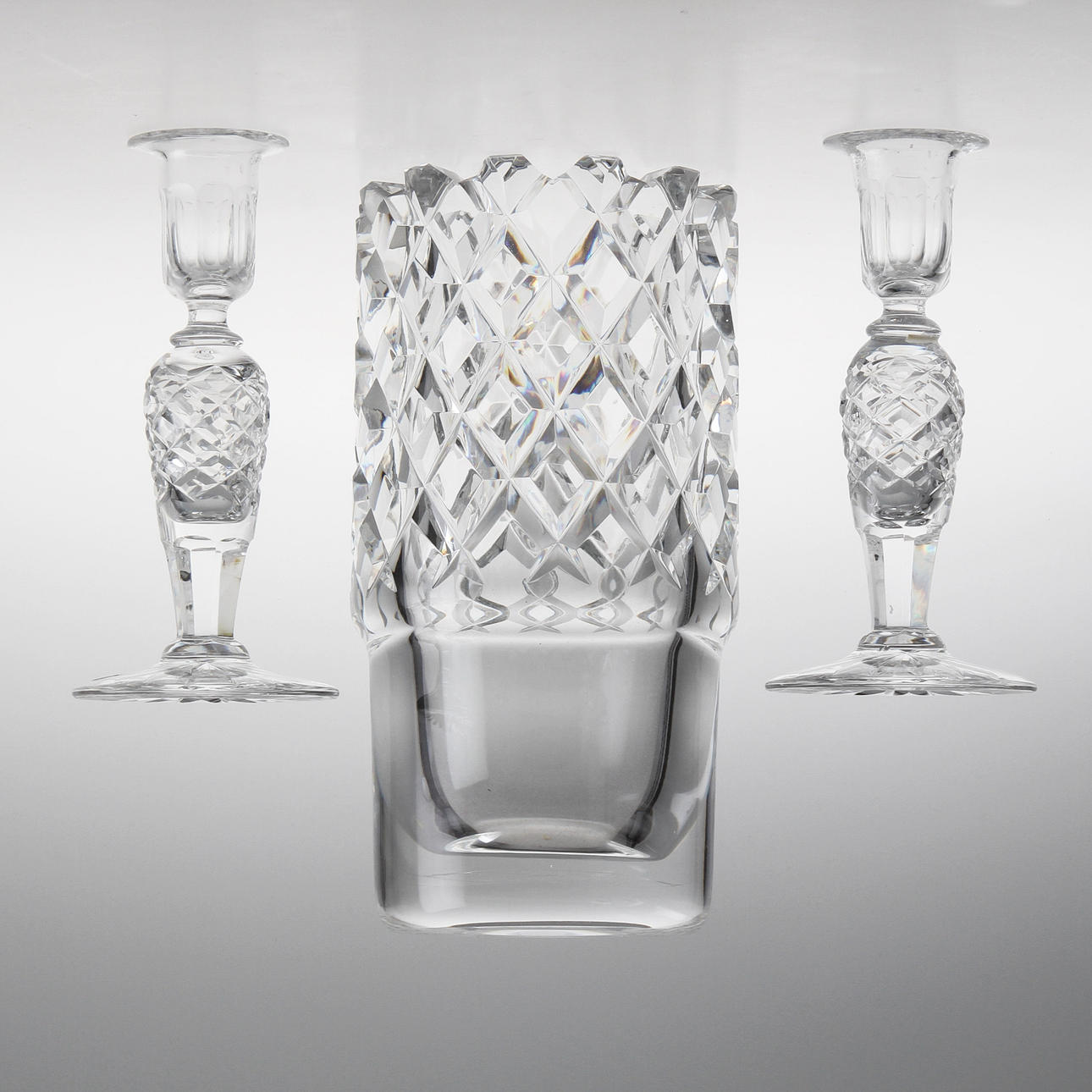 VAS, glas, "Sofiero" Gunnar Cyrén för Orrefors, samt LJUSSTAKAR, ett par, glas, Boda.