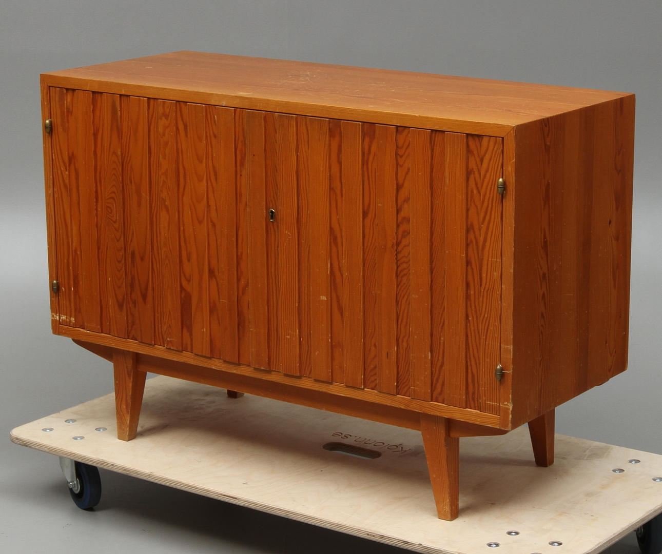 SKÅP, furu, 1900-tal.