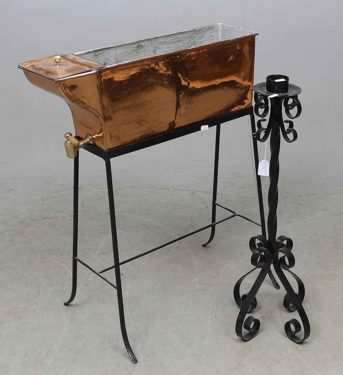 GOLVLJUSSTAKE samt BEHÅLLARE, koppar, 1900-tal.