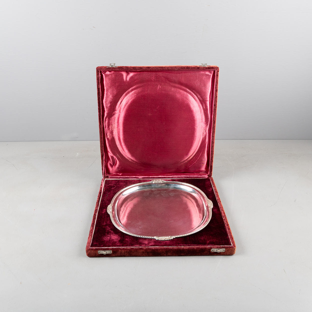 FAT, silver, vikt ca 500 gram, utländska stämplar.