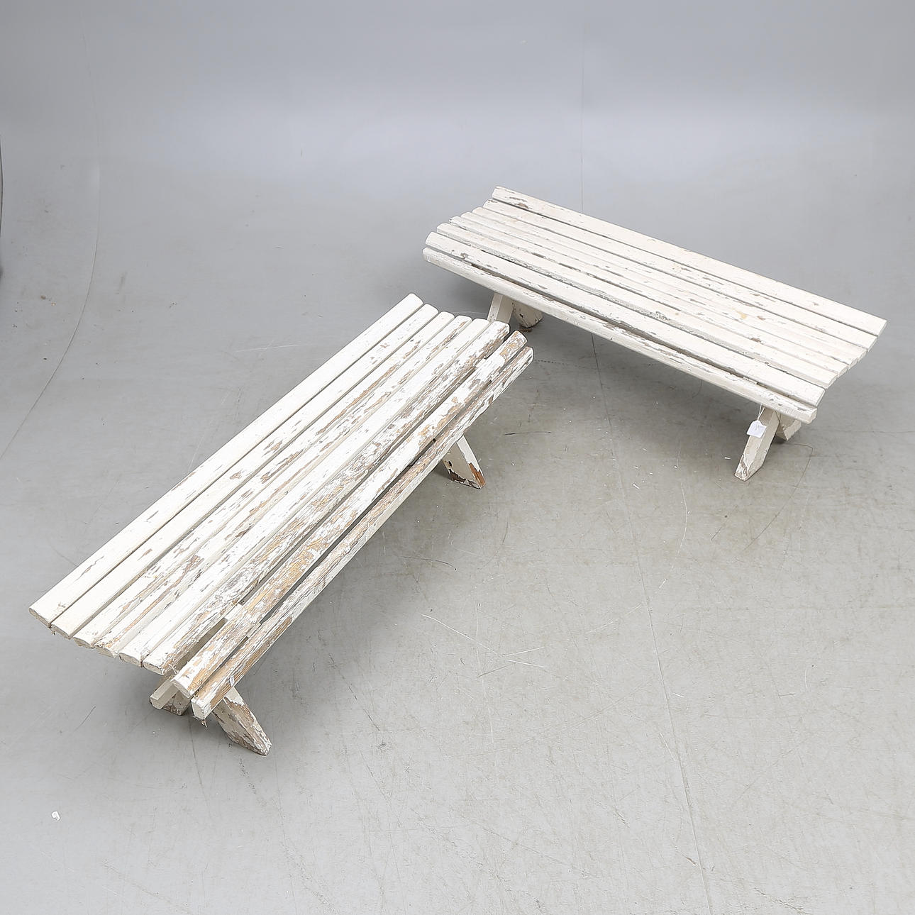 TRÄDGÅRDSBÄNKAR, ett par, 1900-talets första hälft.