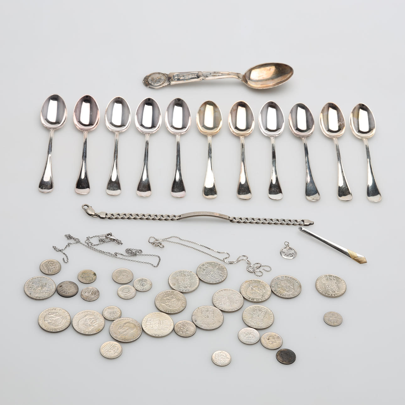 PARTI SILVER OCH MYNT vikt ca 322 gram.