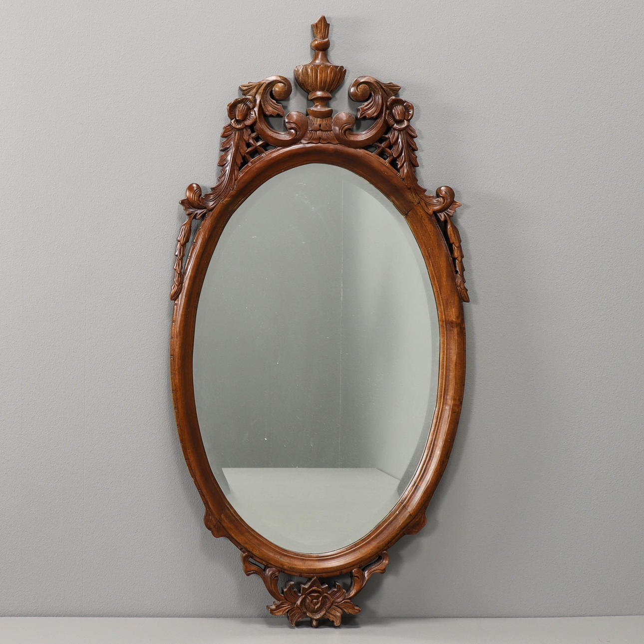 VÄGGSPEGEL trä, skuren dekor.