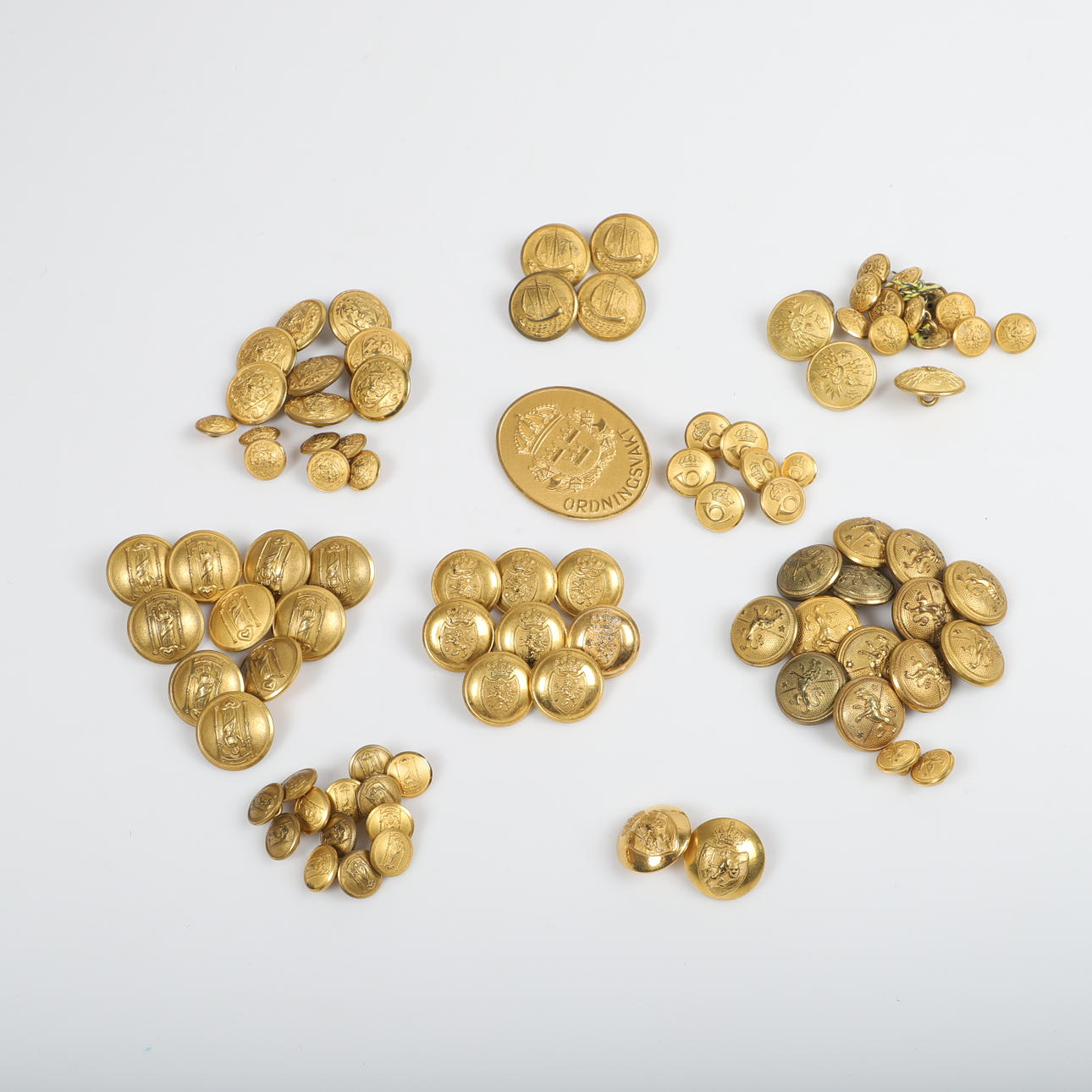 UNIFORMSKNAPPER, Posten Statens Järnm m. m, messing, 20. århundrede.