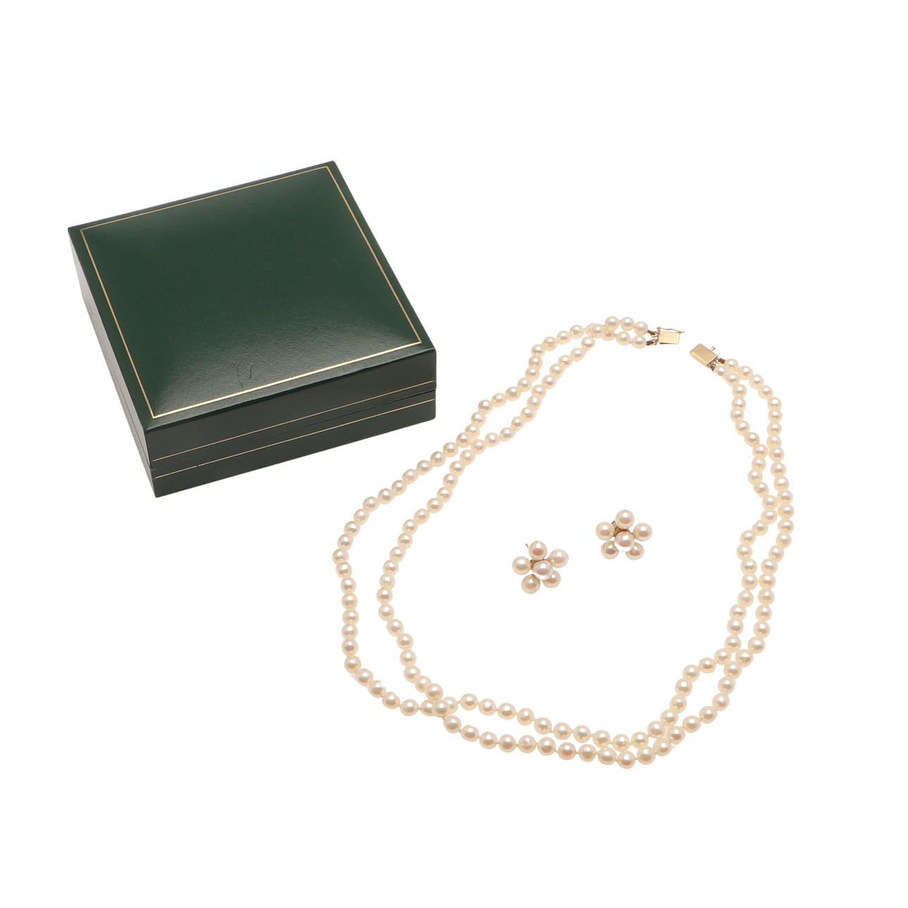 EINE ZWEIREIHIGE EINHEITLICHE ZUCHTPERLENKETTE.