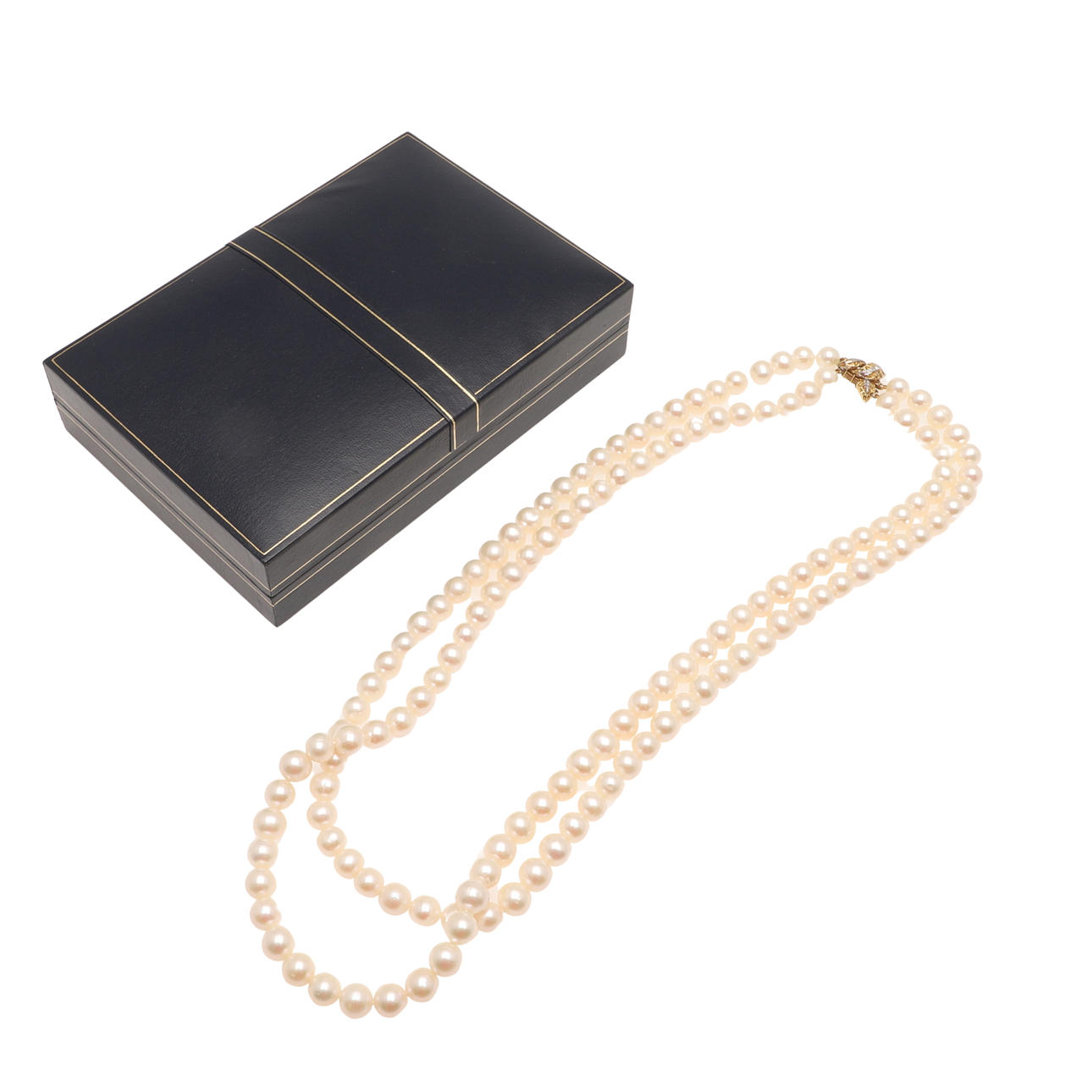 EINE ZWEIREIHIGE EINHEITLICHE ZUCHTPERLENKETTE.