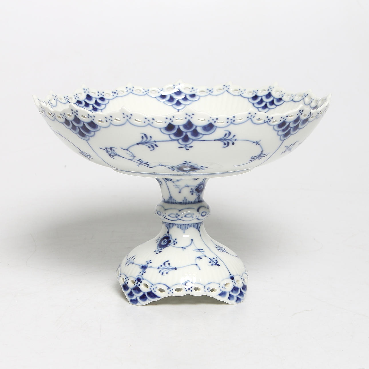 SKÅL på FOT, porslin, helblond, "Musselmalet", Kunglig Dansk, Danmark, 1900-tal.