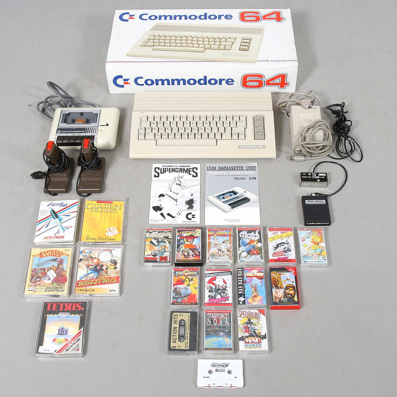 COMMODORE C 64, med spel. 1980-tal.