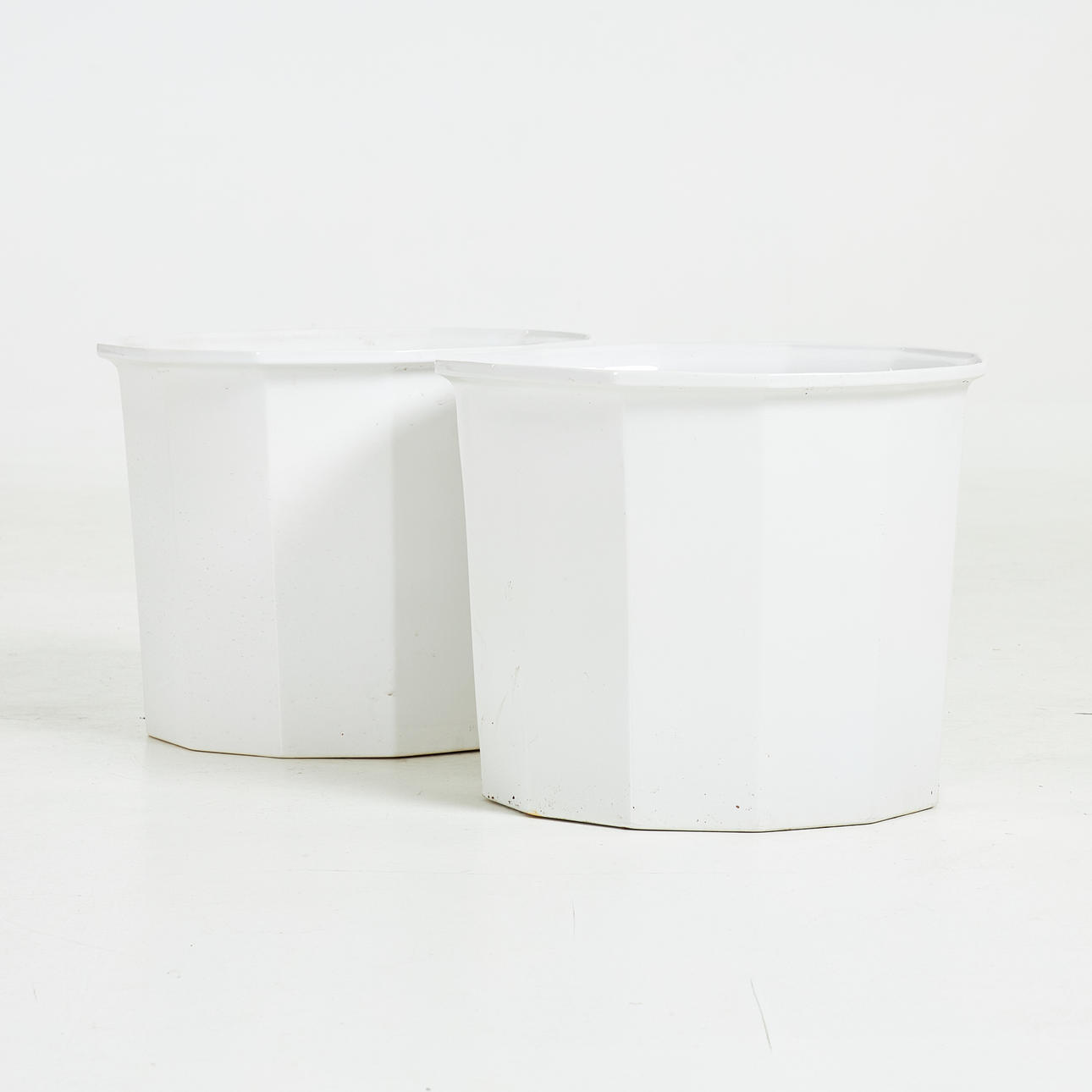 KARIN BJÖRQUIST. Ytterfoder, 1 par, "Oktavius", porslin, Gustavsberg.