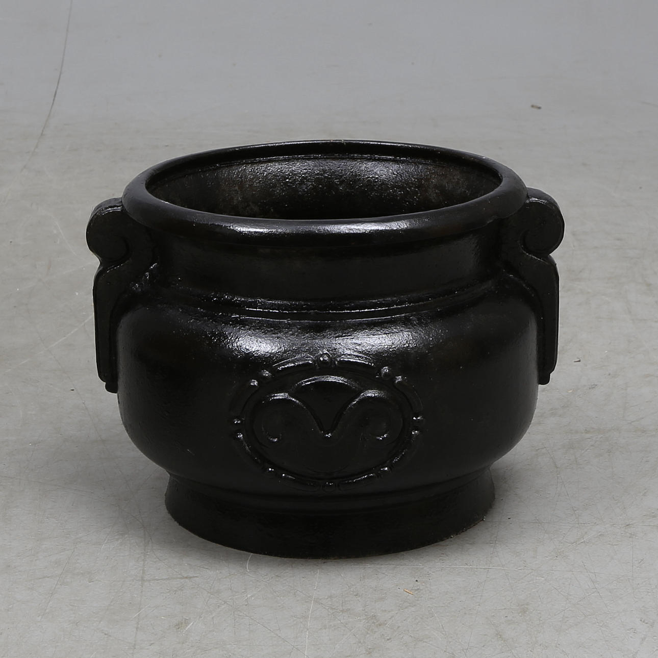 TRÄDGÅRDSURNA, gjutjärn, Norrahammars Bruk, No 8, 1900-tal.