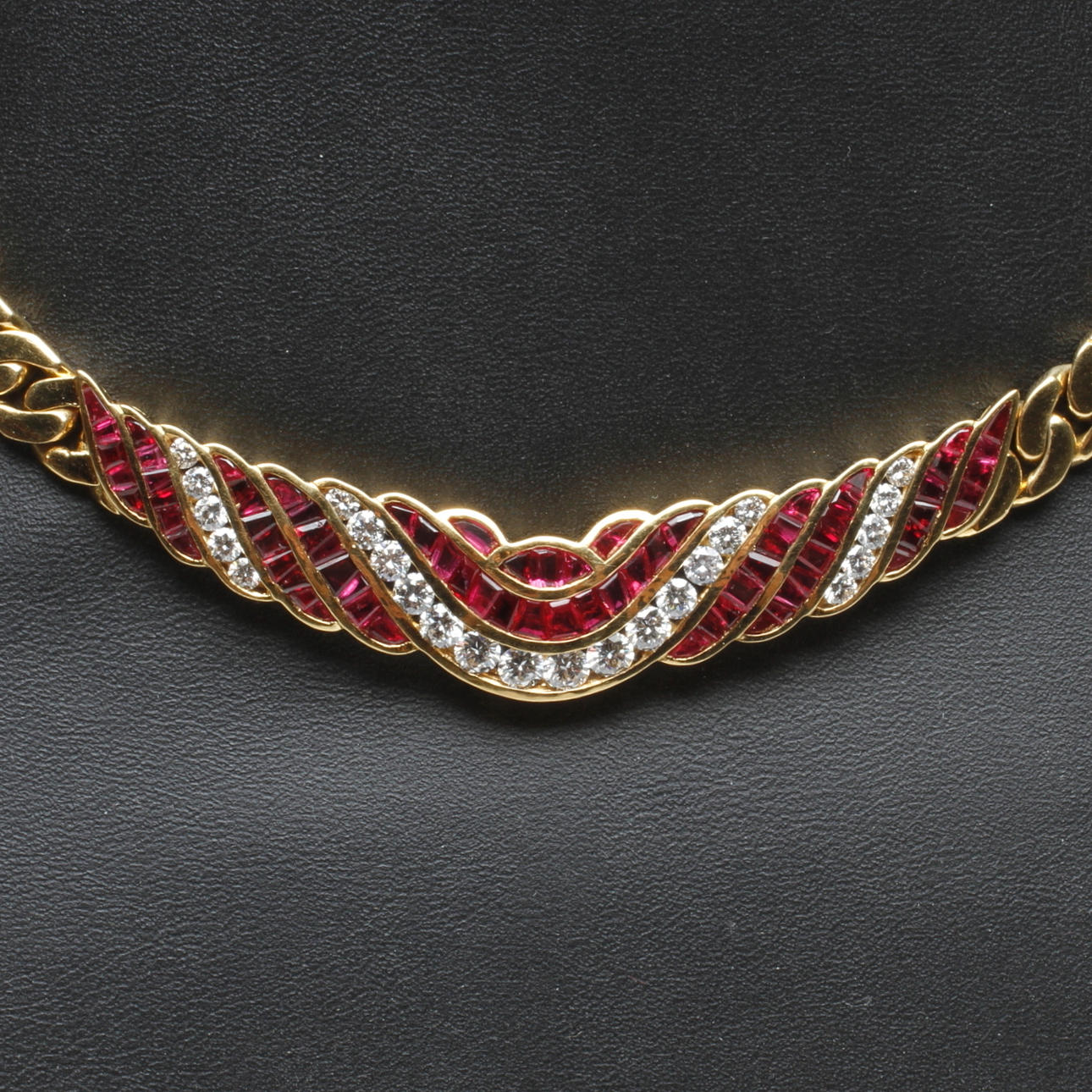 HALSBAND MED DIAMANTER SAMT RUBINER, 18k guld, vikt ca 70,5 gr.