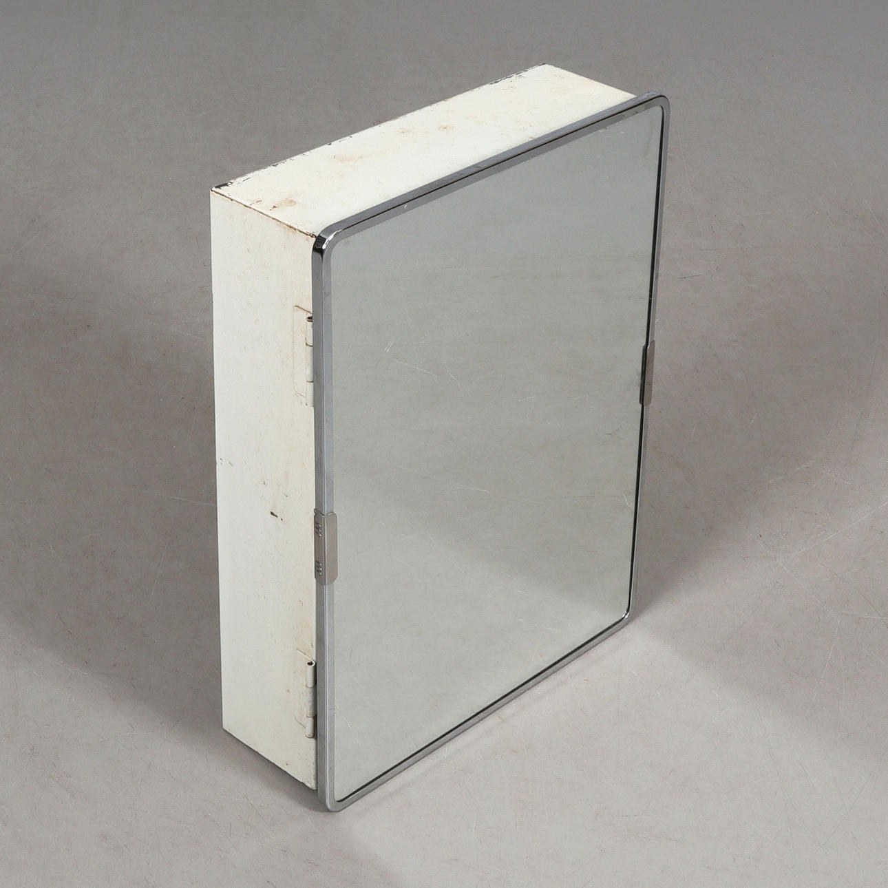 BADRUMSSKÅP, plåt med spegel, 1950-tal.