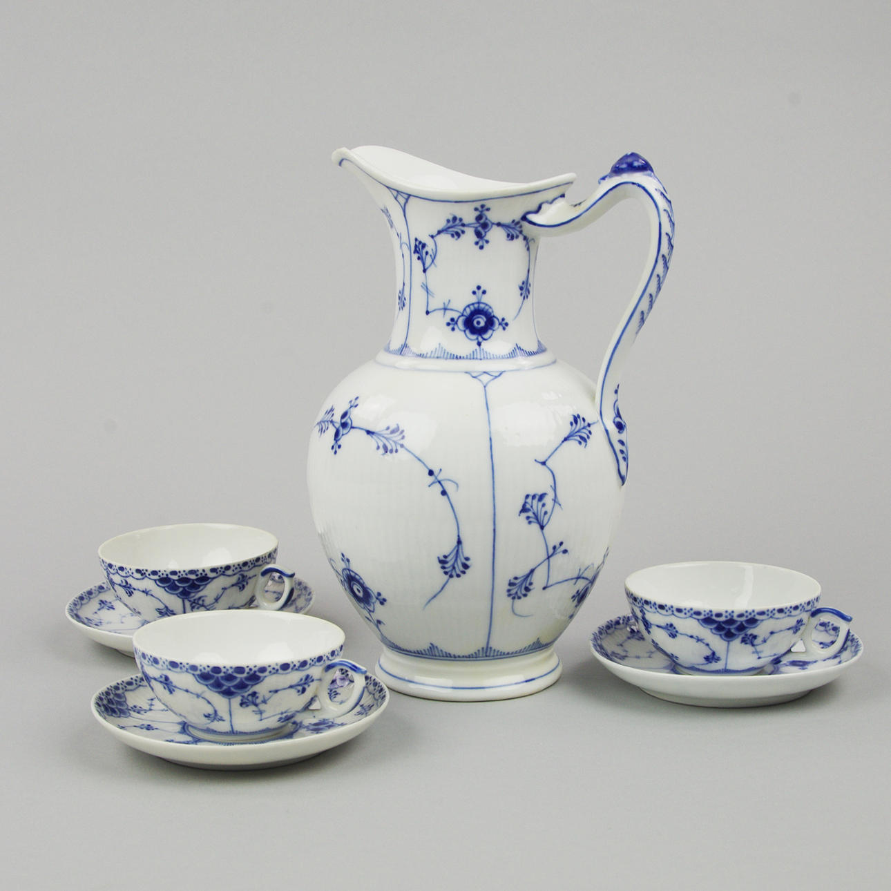 KANNA SAMT 3 MOCKAKOPPAR MED FAT, "Musselmalet", Royal Copenhagen.