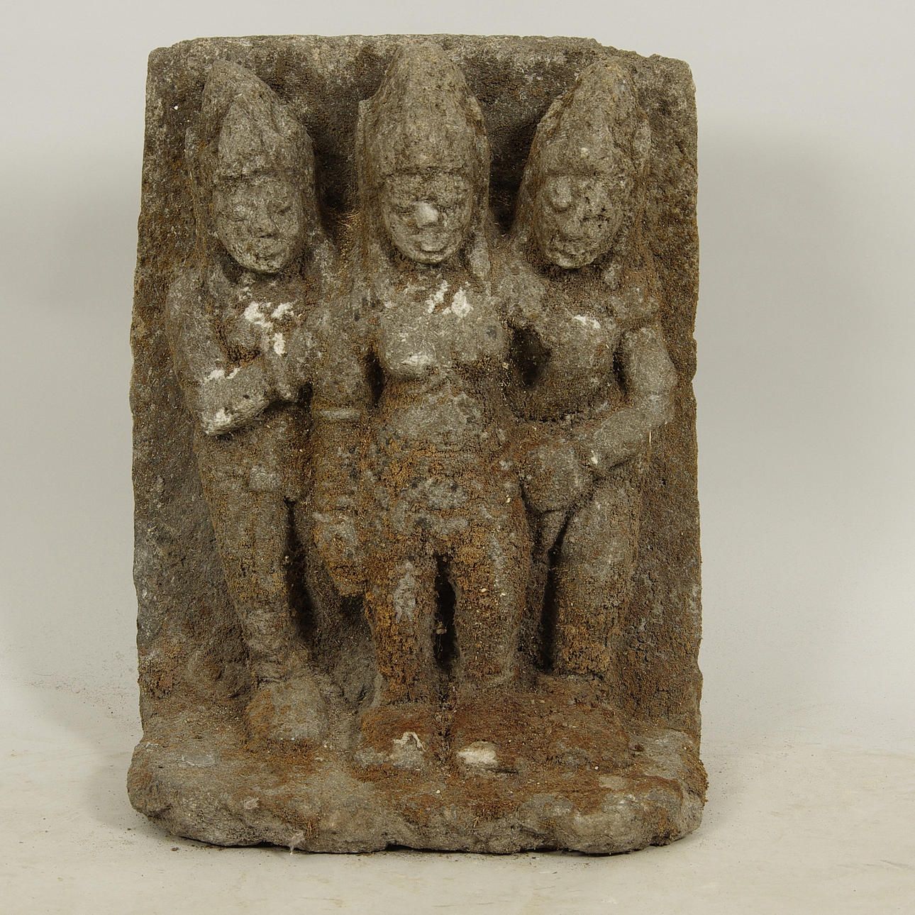 SKULPTUR, 3 figurer, lavasten.