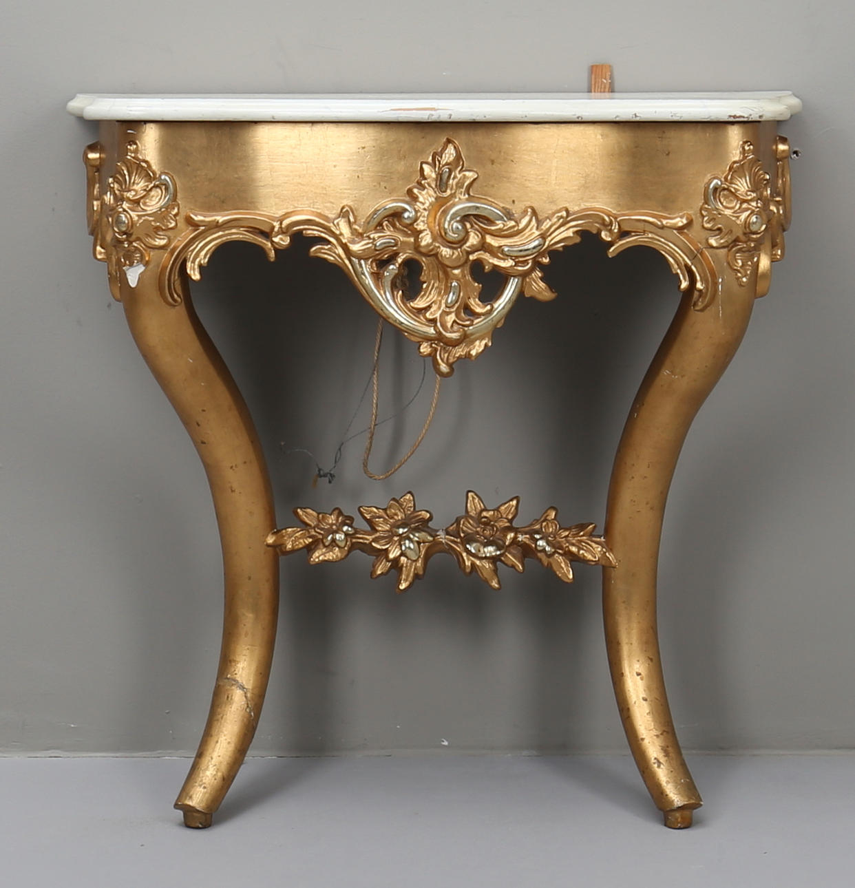 KONSOLBORD, förgyllt och bronserat, omkring år 1900.
