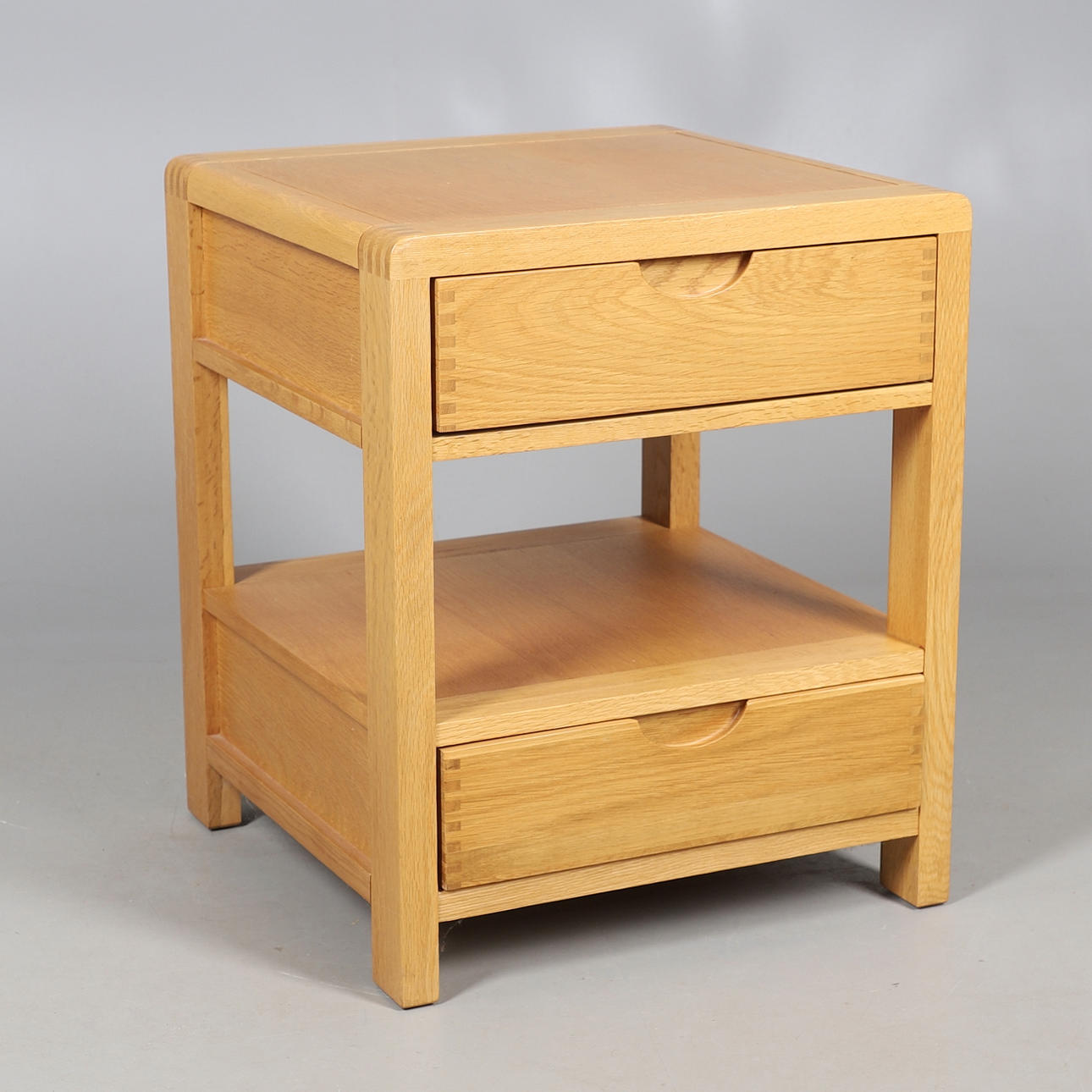 ERCOL - MODERNER ZWEISTÖCKIGER NACHTTISCH.