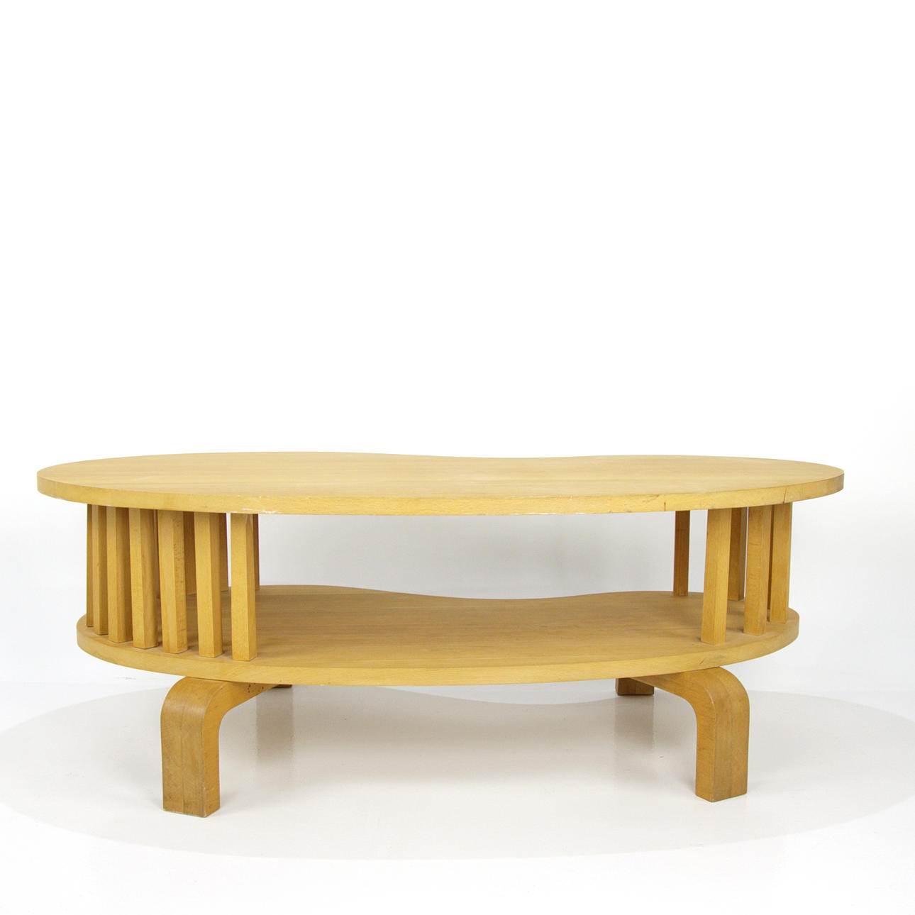 ET NYREFORMET SOFABORD, bøg, moderne.