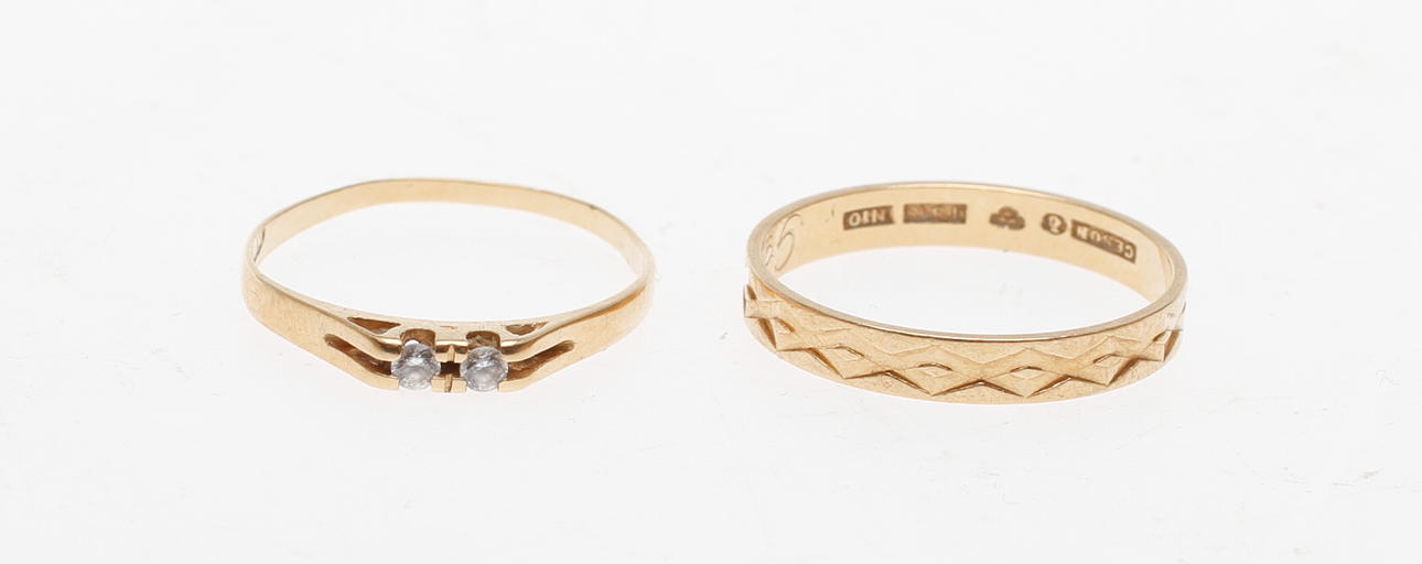 RINGAR, 2st, 18k guld, vikt ca 2,7 gram.