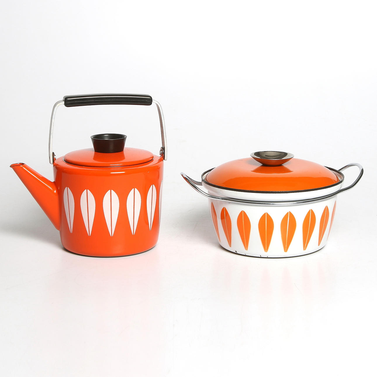 KAFFEPANNA och KASTRULL, 2 delar, emalj, "Lotus", Arne Clausen och Grete Prytz, Cathrineholm Norge, 1900-talets mitt.