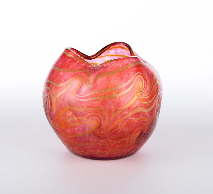 VAS, jugendstil, rött med guldskimmer.